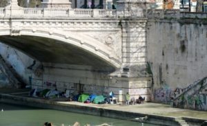 roma,accampamento sotto ponte sant'angelo