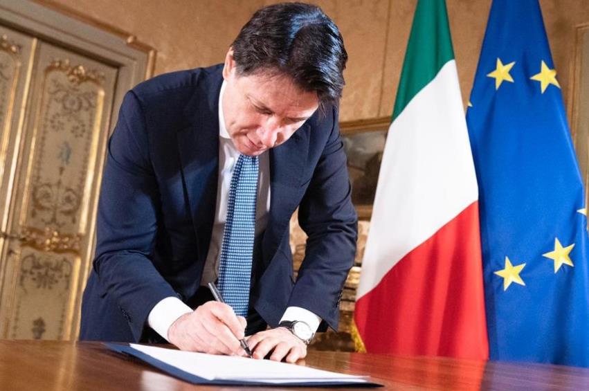 Giuseppe Conte firma il nuovo Dpcm della Fase 2