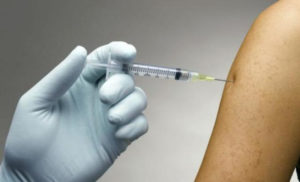 vaccino con iniezione