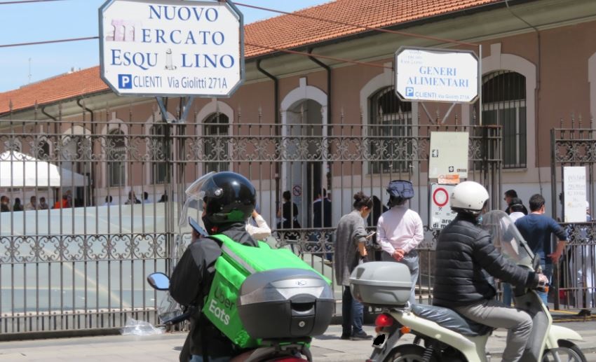 Io resto a casa, Fila al Mercato Esquilino