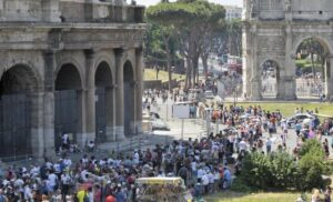 Turisti fuori dal Colosseo a Roma
