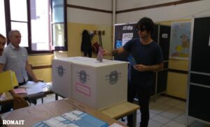 votazione in un seggio di Roma