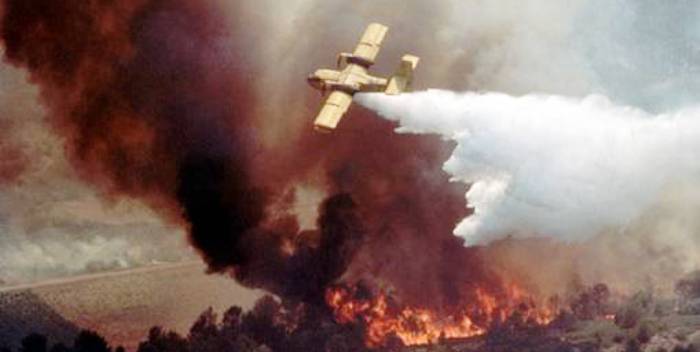 aereo canadair sgancia bombe di acqua per spegnere incendi