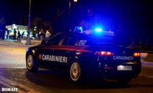 Carabinieri, distrugge auto con ascia