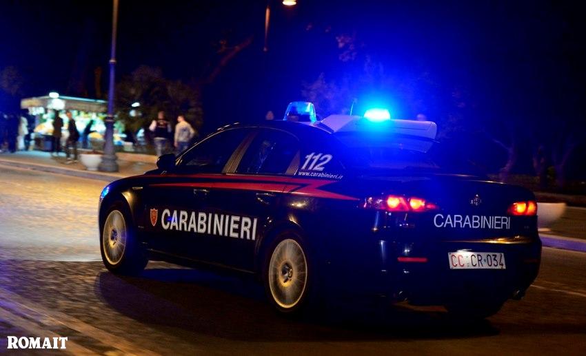 Carabinieri, distrugge auto con ascia