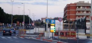 Parcheggio di Roma, Arco di Travertino