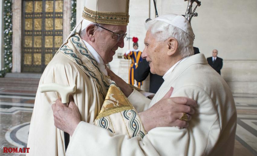 papa bergoglio e papa ratzinger