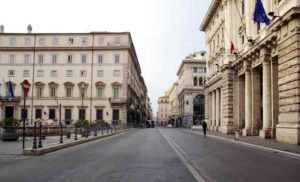 Piazza Colonna a Roma deserta