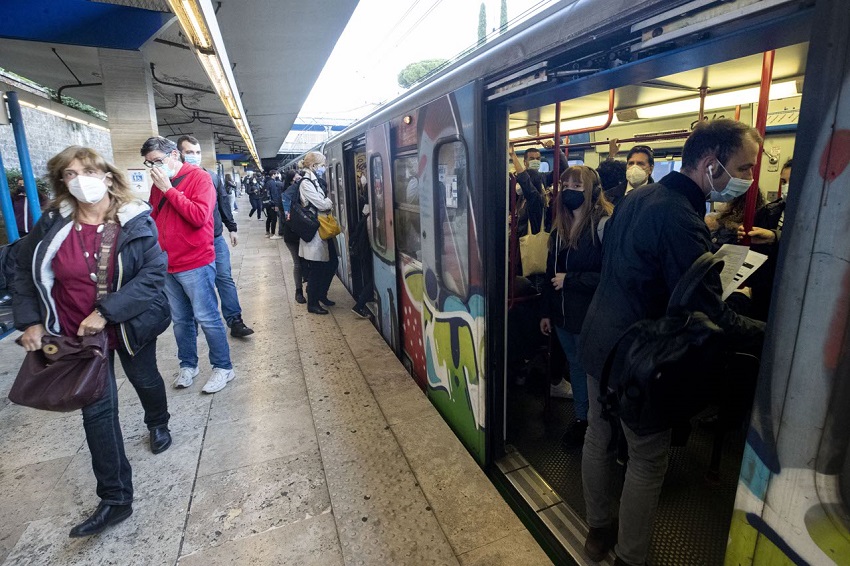 mezzi pubblici affollati a roma