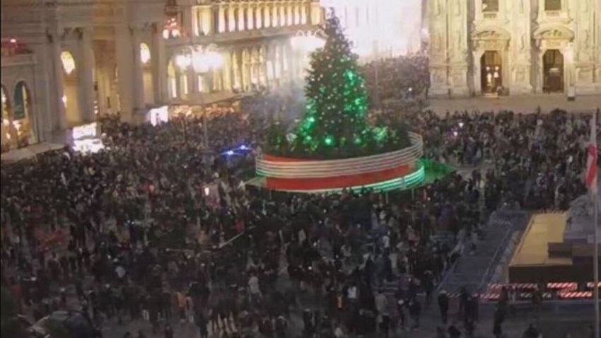 natale in rosso: assembramento a milano