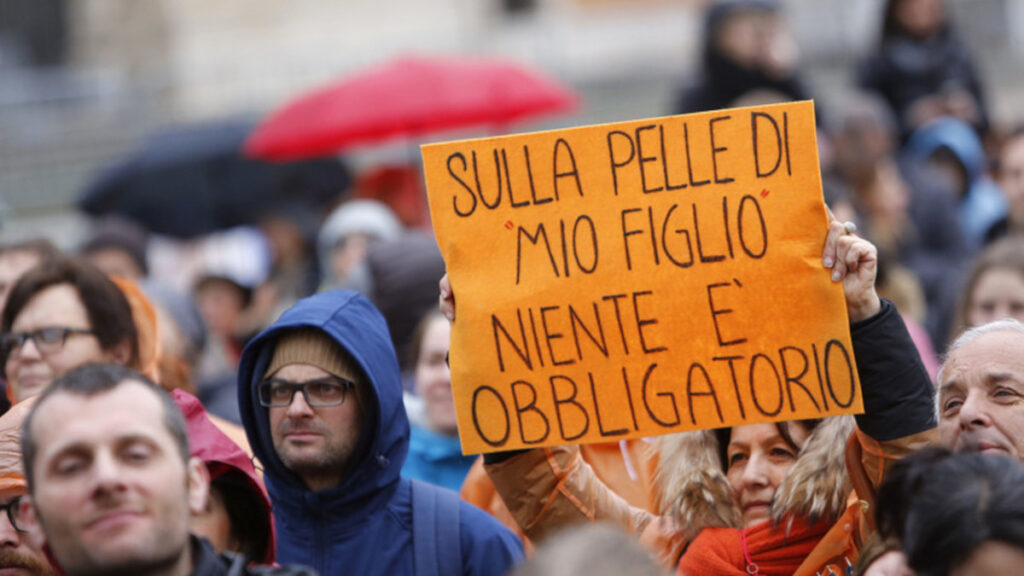 Proteste contro vaccino anti-Covid