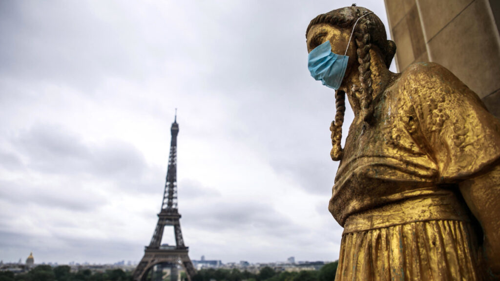 Statua con mascherina a Parigi