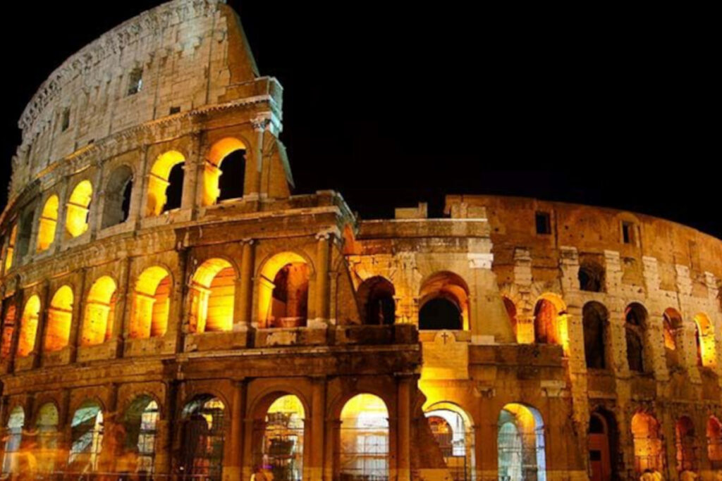 Colosseo illuminato la sera