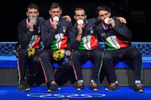 La squadra di sciabola maschile festeggia l'argento conquistato a Tokyo 2020