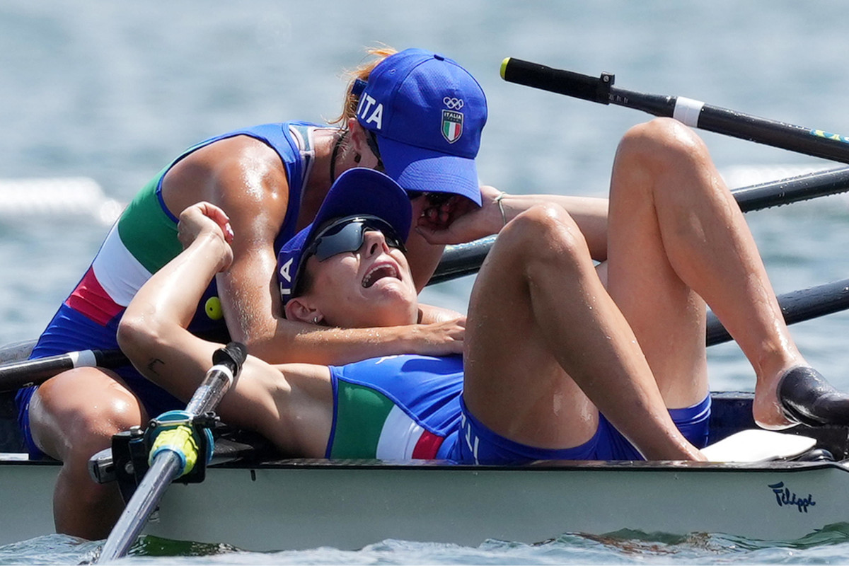 Rodini e Cesarini incredule dopo aver vinto l’oro nel canottaggio ai Giochi Olimpici