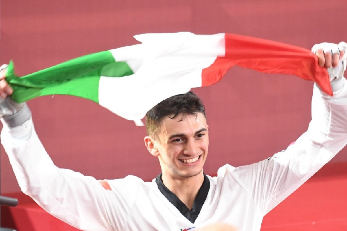 il taekwondoka Vito Dell'Aquila festeggia l'oro olimpico nella categoria -58kg