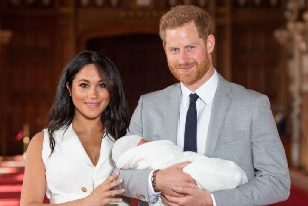 Harry e Meghan presentano ufficialmente il loro bambino