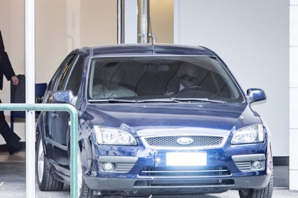 Papa Francesco in auto all'uscita del Policlinico Gemelli di Roma