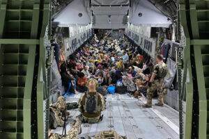 Un aereo con rifugiati afgani insieme uomini dell'esercito