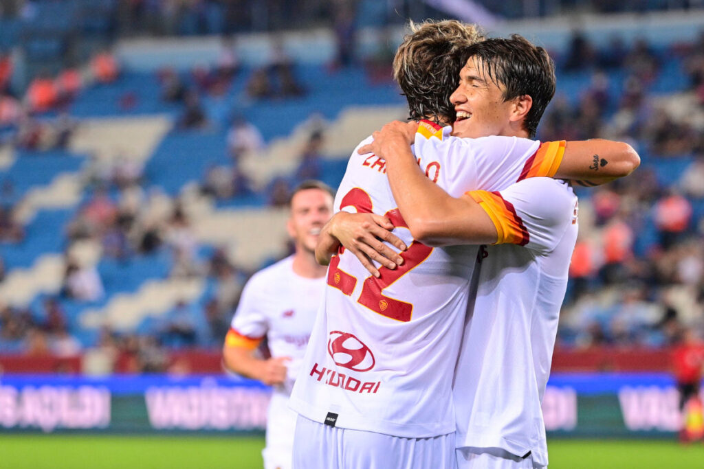 Zaniolo e Shomurodov dopo il gol del 2-1 della Roma sul Trabzonspor