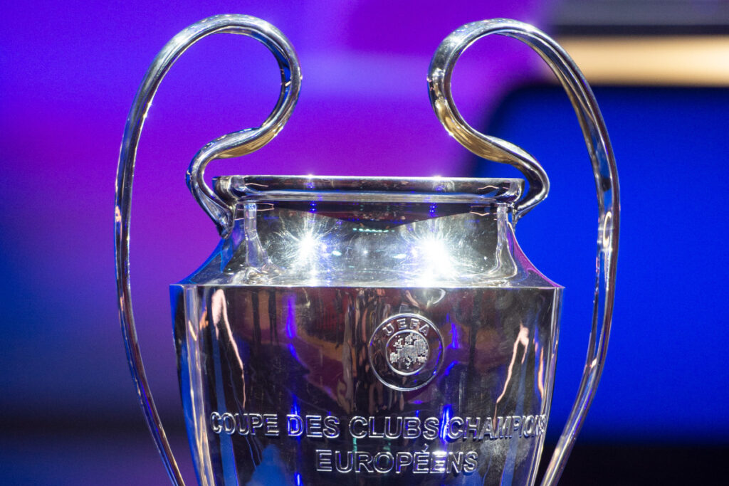 Primo piano della coppa Champions League, il “trofeo dalle grandi orecchie”