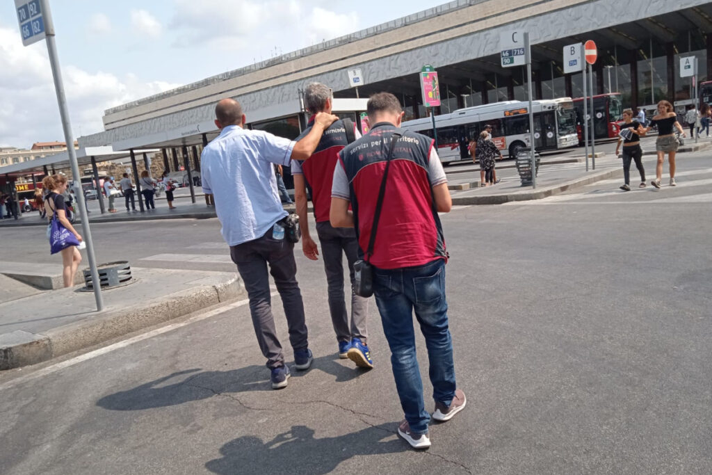 Controllori Atac alla Stazione Termini impegnati nei controlli