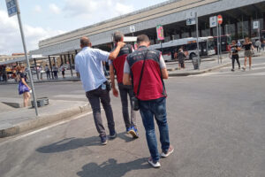 Controllori Atac alla Stazione Termini impegnati nei controlli