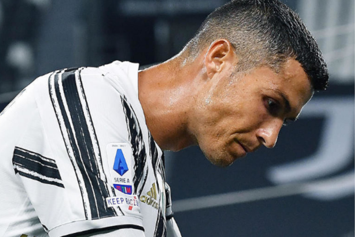 Lo sguardo pensieroso di Cristiano Ronaldo con la maglia della Juventus