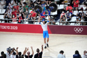 Filippo Ganna alza la bici al cielo dopo la vittoria dell’oro a Tokyo 2020