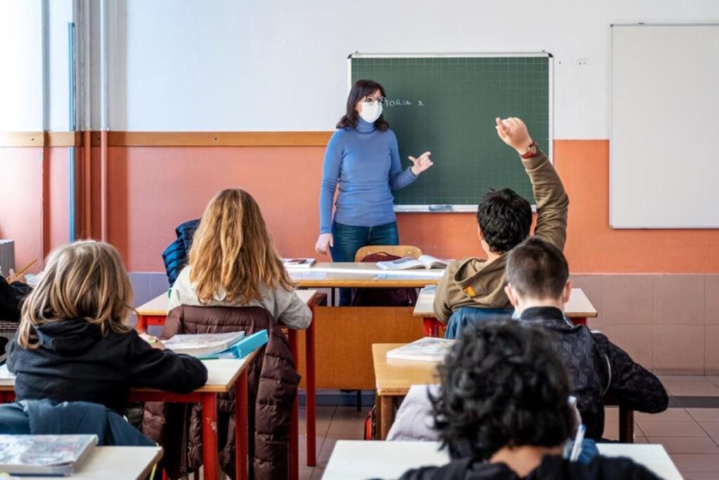 covid, aula con studenti e docente