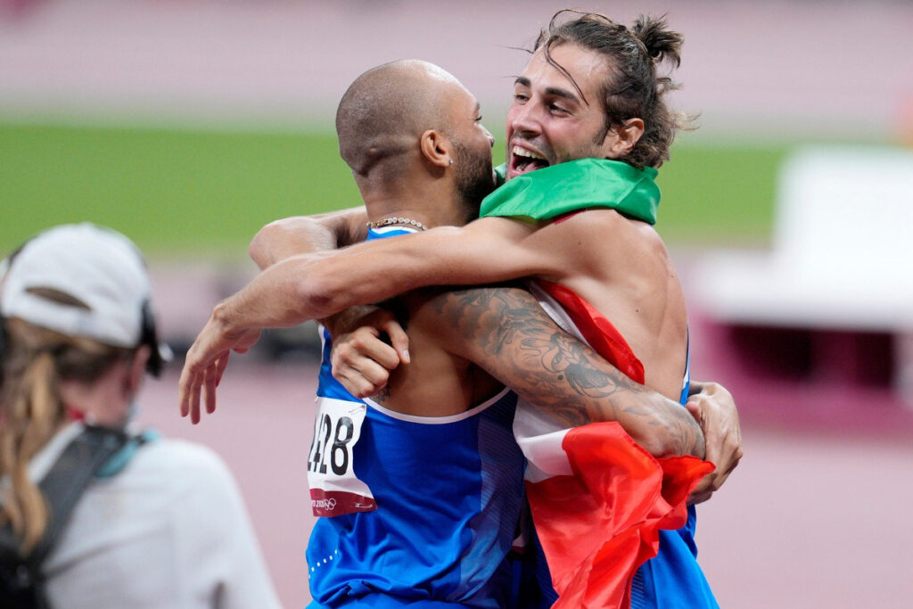 tamberi e jacobs festeggiano la vittoria di due ori in successione a tokyo 2020