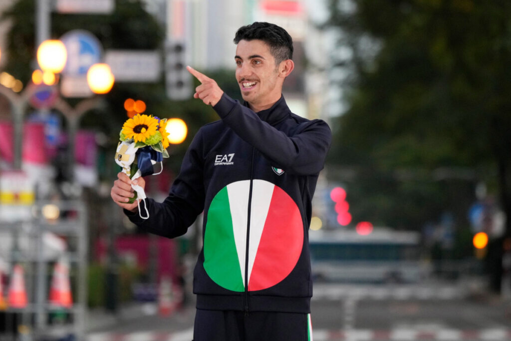 Massimo Stano sul podio olimpico dopo la vittoria nella 20 km di marcia