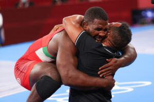L’abbraccio tra Abraham Conyedo e il suo allenatore dopo la conquista del bronzo olimpico