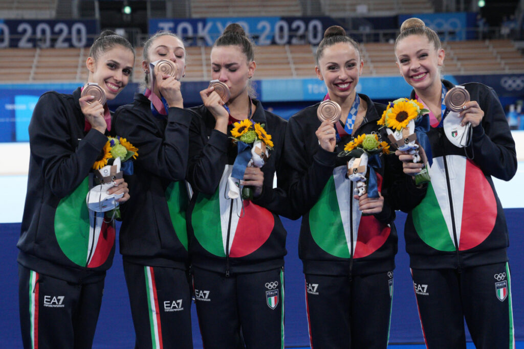 Le Farfalle della ginnastica ritmica festeggiano il bronzo nel concorso a squadre olimpico