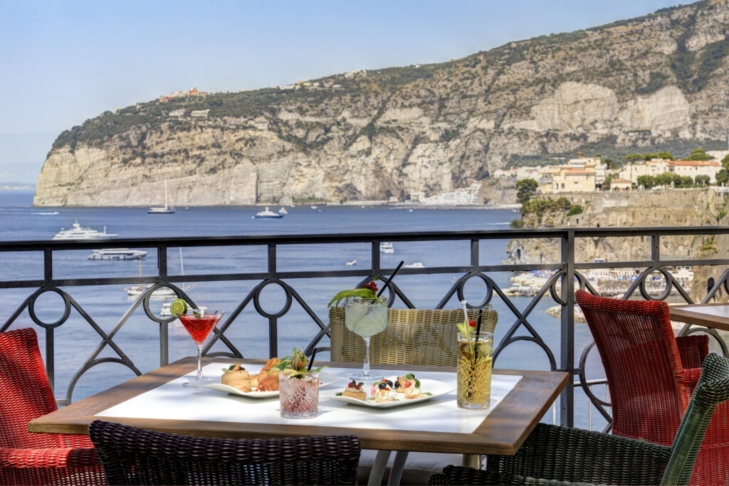 Aperitivo in terrazzo al Grand Hotel Ambasciatori