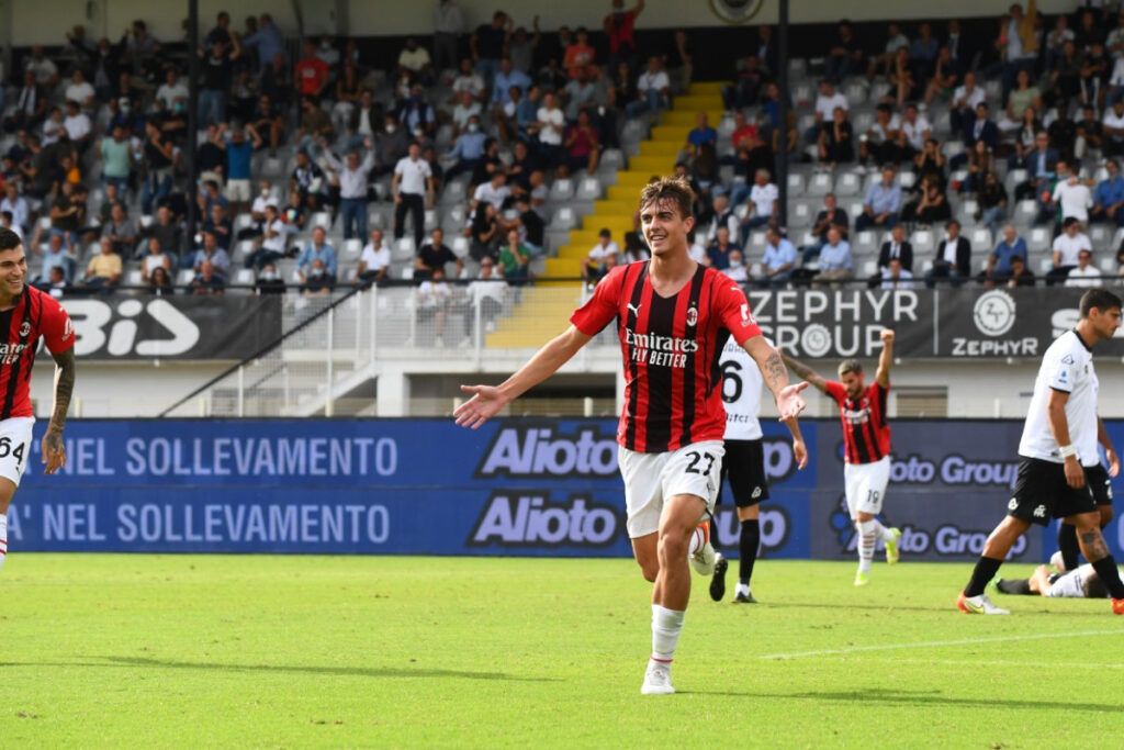 Daniel Maldini esulta dopo aver realizzato il su primo gol in carriera in Serie A