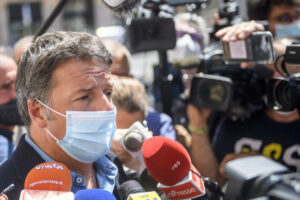 Matteo Renzi in mascherina risponde alle domande dei giornalisti