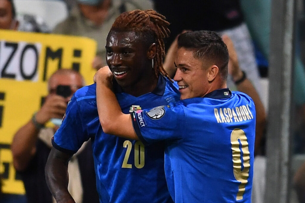 Moise Kean e Giacomo Raspadori festeggiano i gol con i quali la Nazionale ha battuto la Lituania