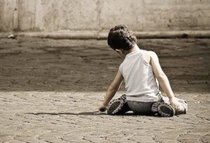 Bambino da solo, povertà