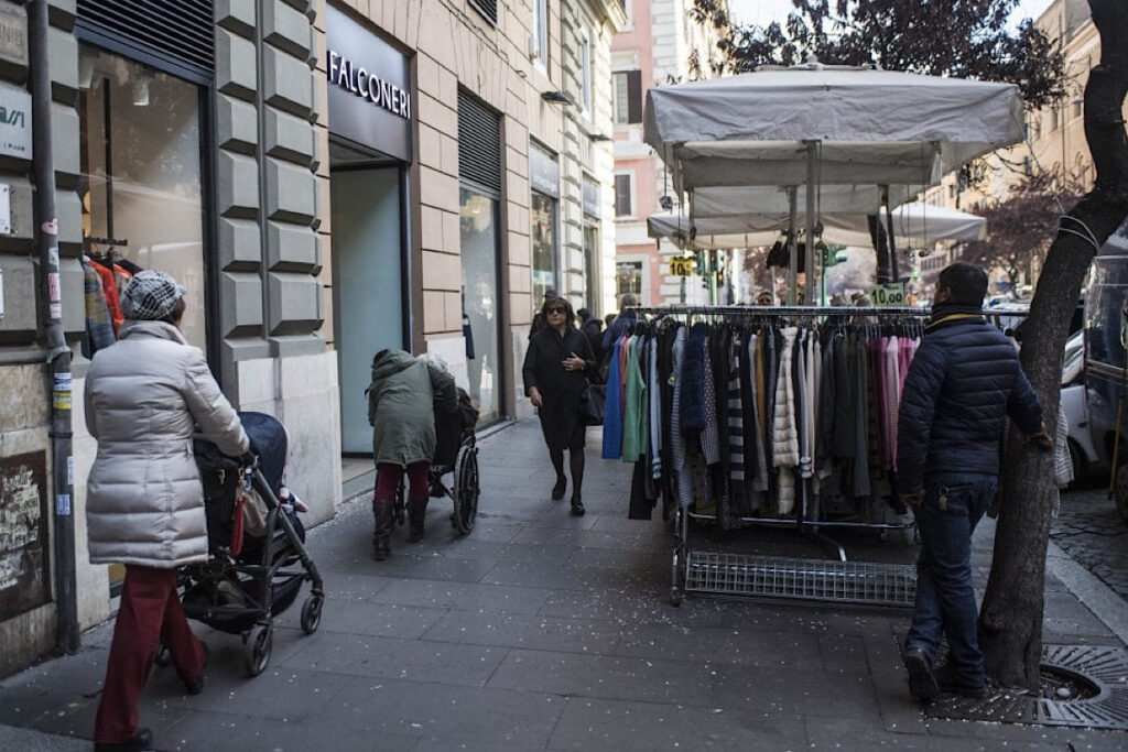 Bancarelle a Via Cola di Rienzo di Roma