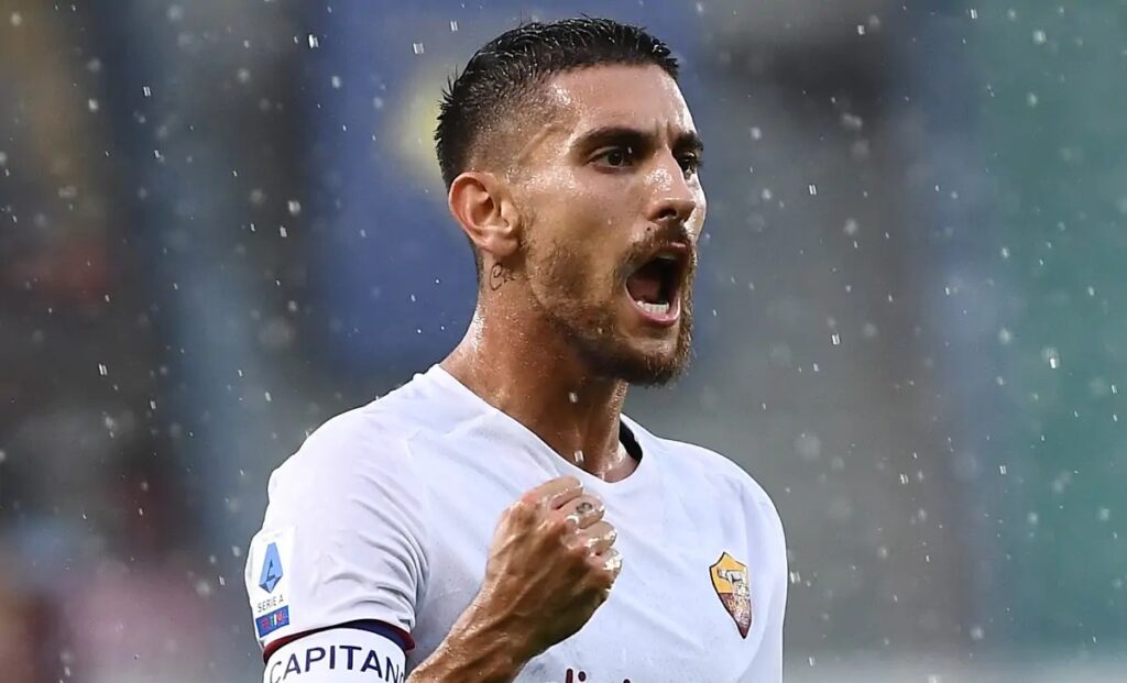 lorenzo pellegrini esulta dopo il gol vittoria in cagliari-roma 1-2