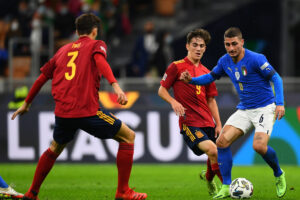 In un momento di gioco tra Italia e Spagna, Marco Verratti tiene palla con due spagnoli vicino