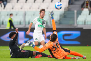 Il pallonetto vincente di Maxime Lopez, del Sassuolo, che vale la vittoria sulla Juventus