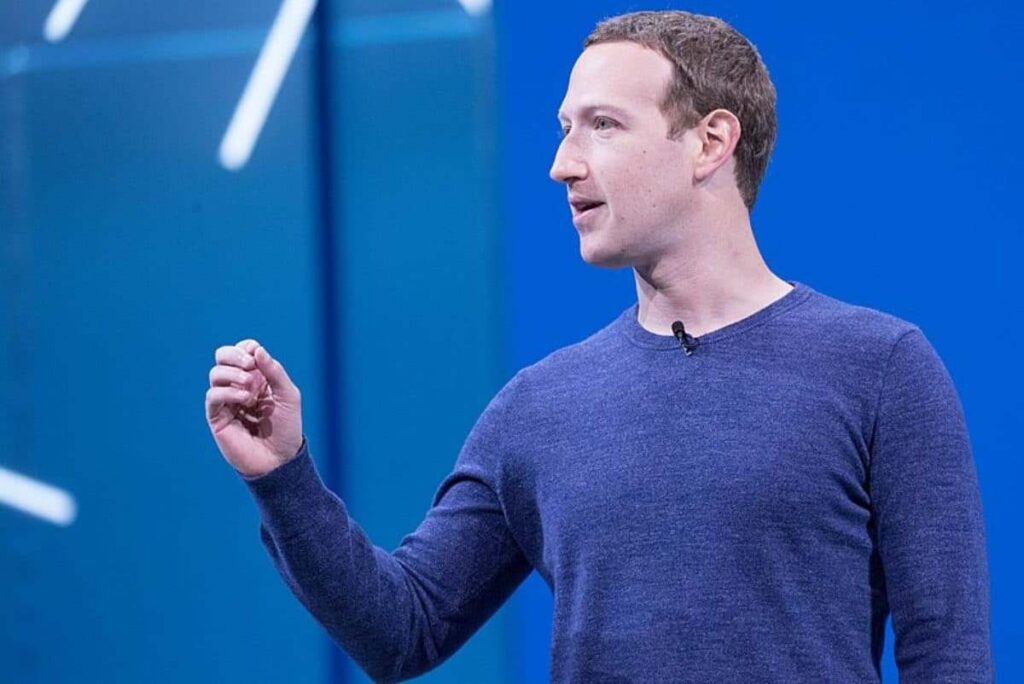 Mark Zuckerberg mentre tiene un discorso