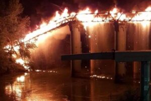 ponte dell'industria di Roma in fiamme