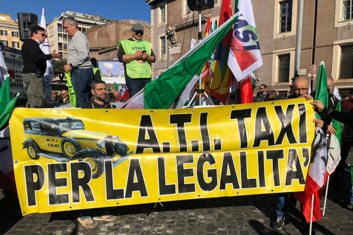 Ati taxi sciopero 24 novembre, striscione in piazza della Repubblica