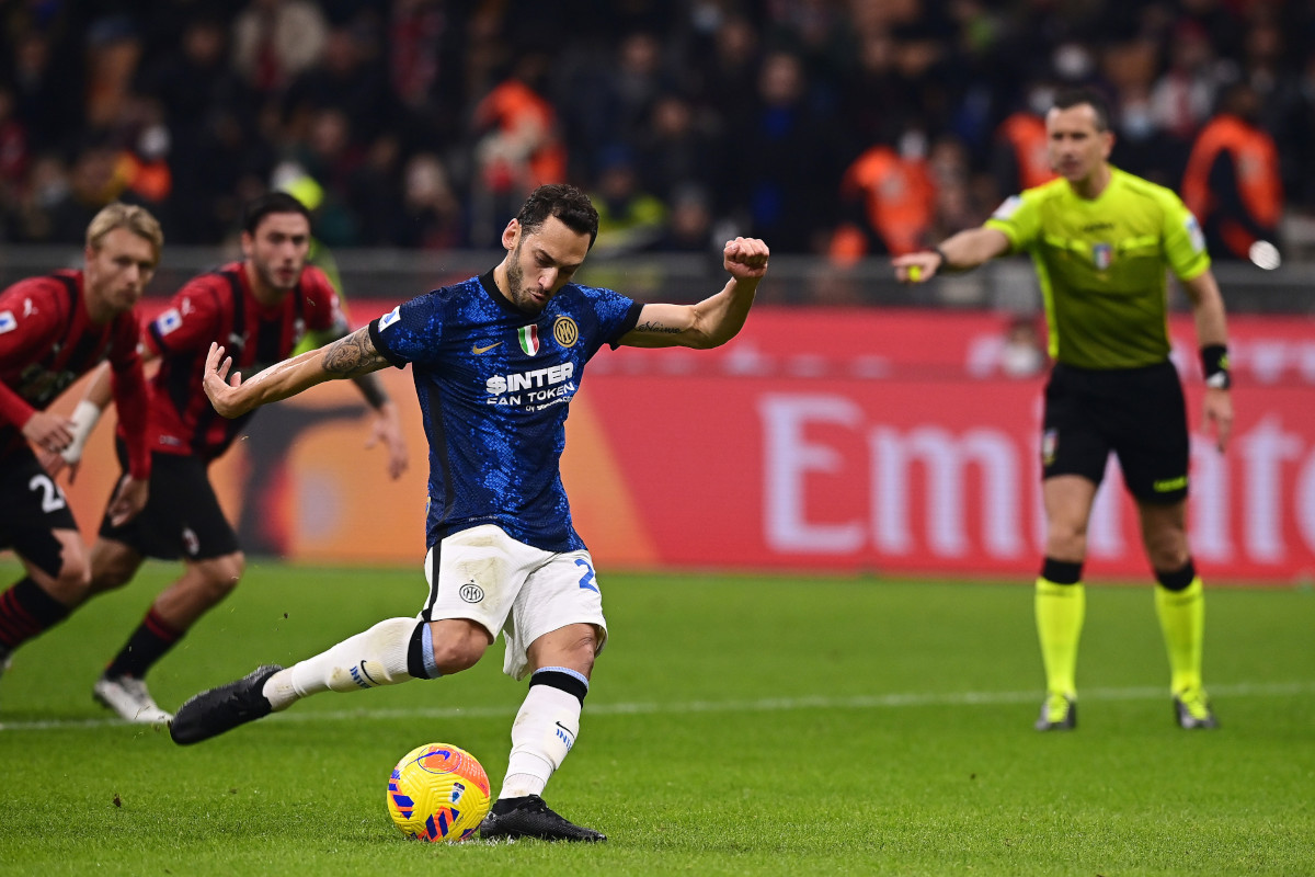 Hakan Cahlanoglu trasforma il rigore che ha portato in vantaggio l'Inter nel Derby di Milano