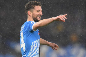 Dries Mertens punta il dito verso i compagni di squadra dopo il gol del 2-0 del Napoli