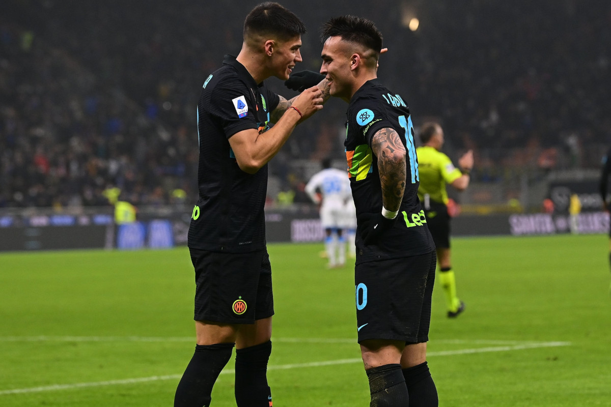 Correa e Lautaro Martinez festeggiano a modo loro il gol del 3-1 dell’Inter sul Napoli