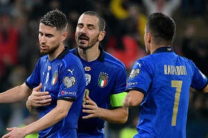 Bonucci e Raspadori rincuorano Jorginho, dopo il rigore sbagliato contro la Svizzera